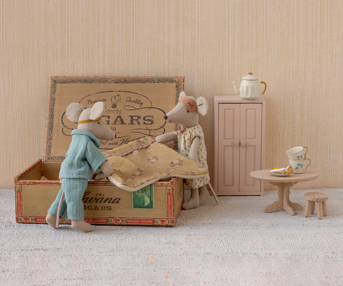 Maileg Mum & Dad mice in cigarbox - view 2