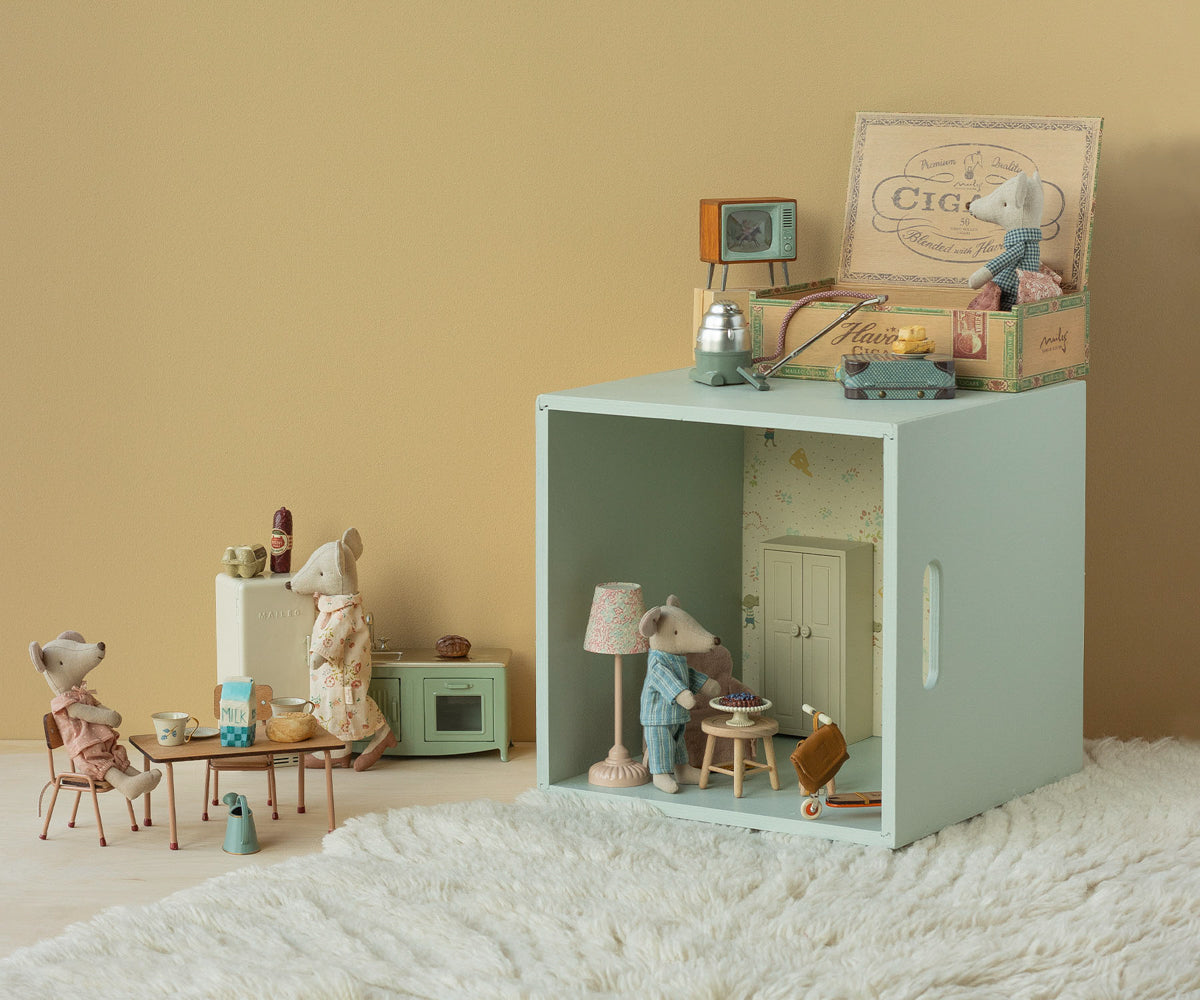 Maileg Grandma and grandpa mice in cigarbox - view 2