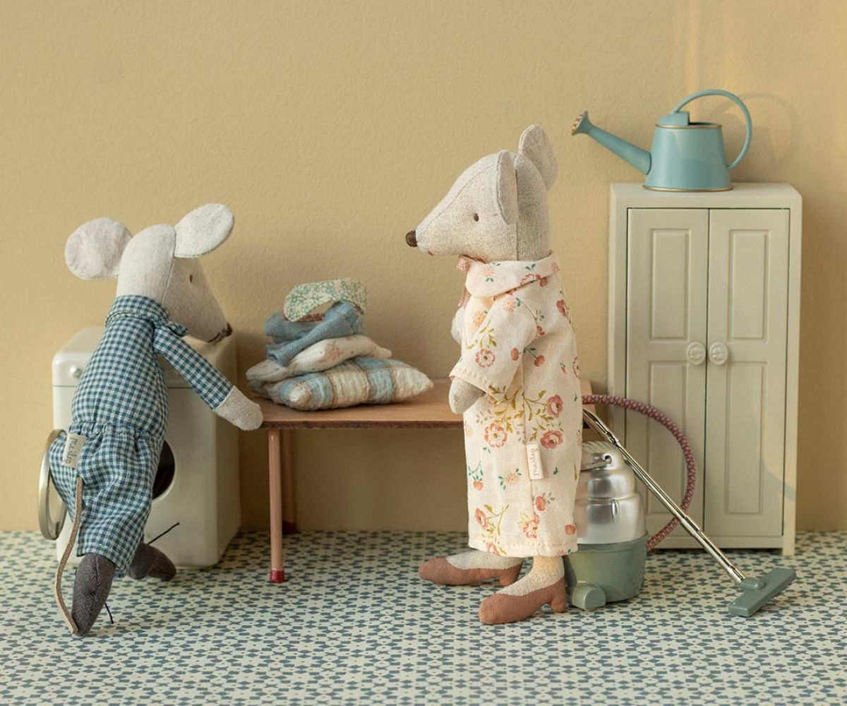 Maileg Grandma and grandpa mice in cigarbox - view 4